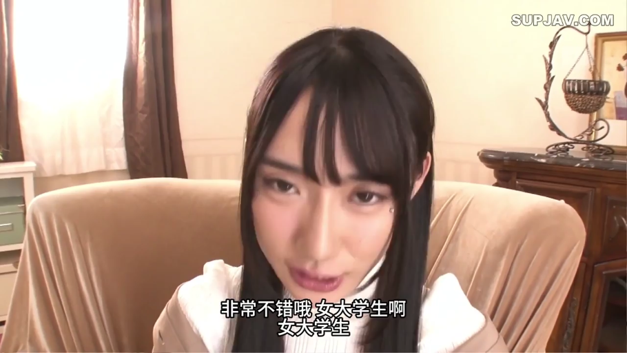 座り姿勢 · 会話 · 面部 · 字幕 · 自然 · リビング · 白色高领