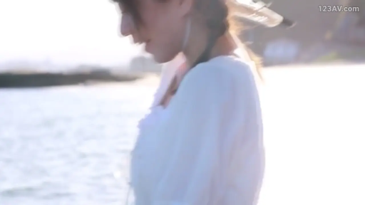 忧郁 · 户外 · 侧立 · 步行 · 海边 · 蕾丝衫