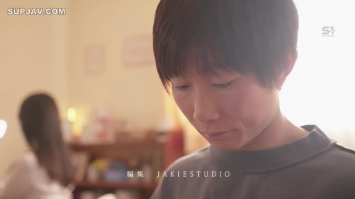 室内 · 严肃 · 沉思 · 低头 · 脸部特写 · 灰色上衣 · 亚洲人