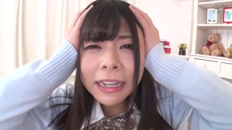 室内 · 面部特写 · 痛苦 · 哭喊 · 抱头 · 齐刘海 · 泰迪熊 · 蓝色学生制服