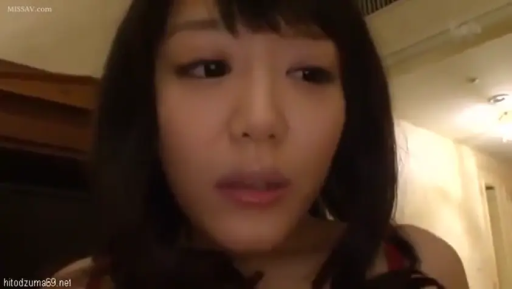 寝室 · カメラに向かって · 顔のクローズアップ · 凝視 · 长发 · 红色吊带 · 迷茫