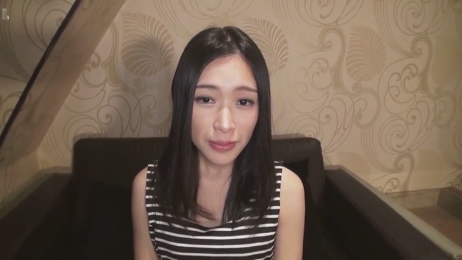 室内 · 座り姿勢 · 面部 · ソファ · 自然 · 注視 · 黑长直 · 黑白条纹背心