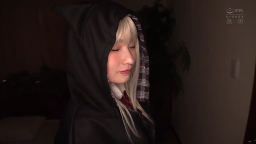 室内 · 平静 · 面部特写 · 金发 · 侧身站立 · 静态拍摄 · 黑色连帽斗篷 · 兜帽