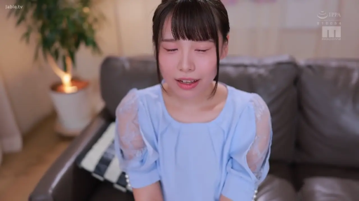 座り姿勢 · 盆栽 · 微笑 · リビング · 注視 · 近景 · 日文字幕 · 蓝色蕾丝上衣