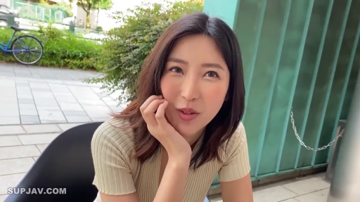 坐姿 · 中景 · 椅子 · 户外 · 温柔 · 街拍风 · 米色针织短袖 · 托腮交谈