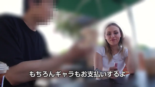 坐姿 · 中景 · 微笑 · 交流 · 室外 · 休闲服 · 杯子 · 面部遮盖