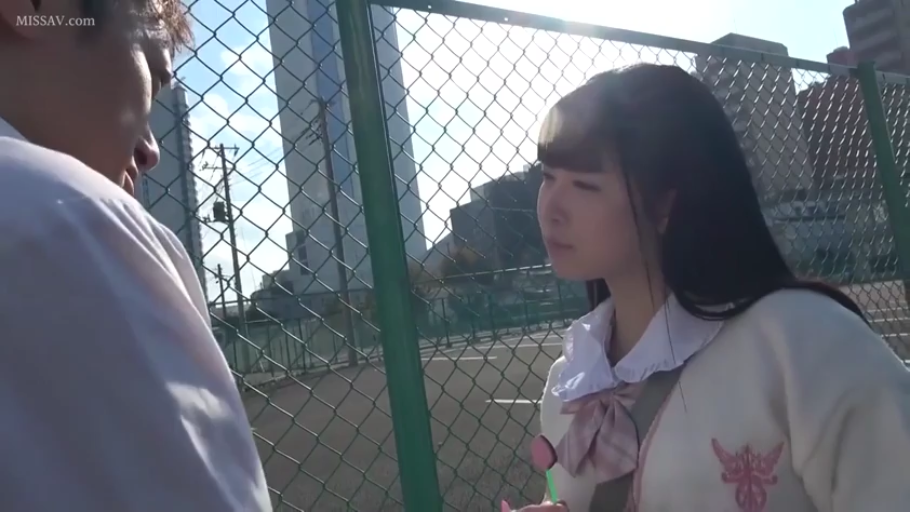 站立 · 平静 · 对视 · JK制服 · 户外 · 中特写 · 棒棒糖