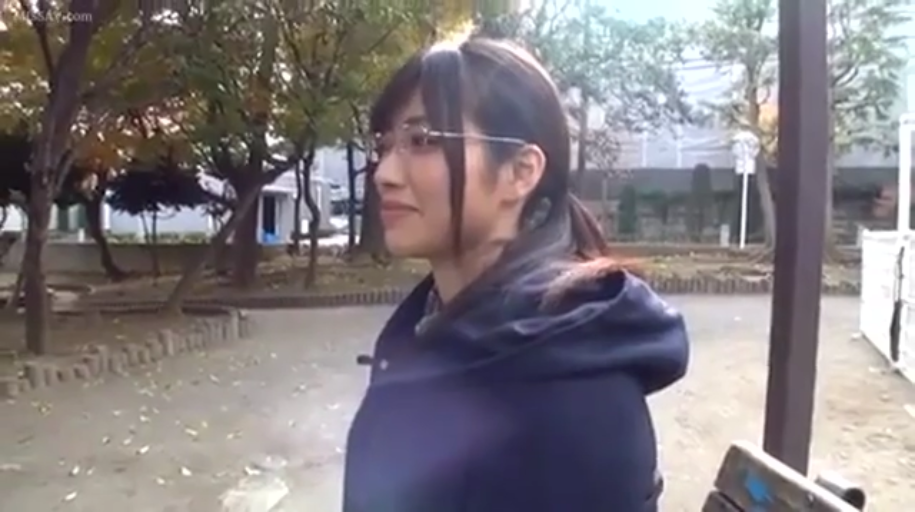 全裸 · 卧室 · 自慰 · 床 · 注视 · M字开腿 · 无码 · 生殖器特写