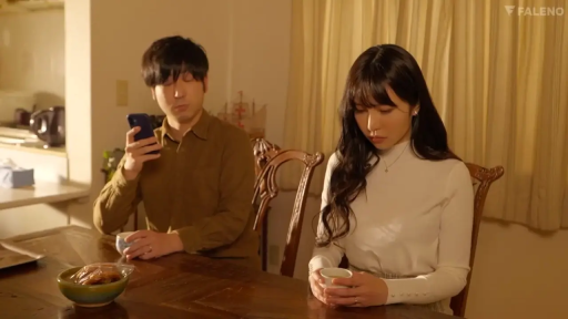 坐姿 · 忧郁 · 中景 · 居家 · 茶杯 · 餐厅 · 日常服 · 休息