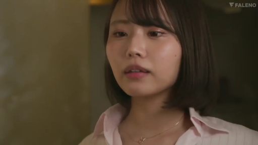 室内 · 忧郁 · 脸部特写 · 项链 · 注视 · 侧颜 · 剧情片 · 浅色条纹衬衫