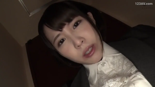 室内 · 低角度拍摄 · 面部特写 · 注视镜头 · 白色蕾丝衬衫 · 俯视姿势 · 微张嘴唇