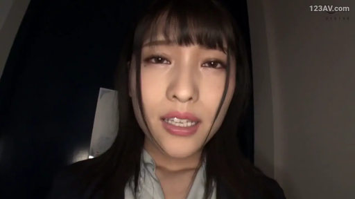 哭泣表情 · 脸部特写 · 职业西装 · 站立姿势 · 室内门口 · 昏暗背景 · 直视镜头说话