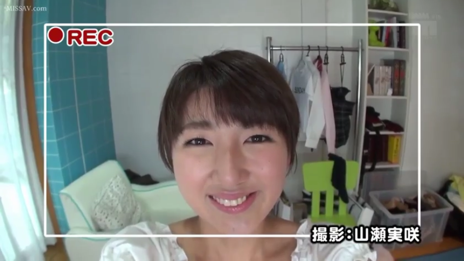 脸部特写 · 微笑 · 短发 · 室内房间 · 正对镜头 · 白色低胸装 · 录制视频 · 录像界面