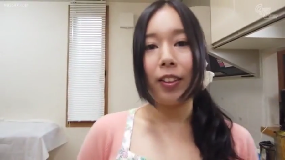 脸部特写 · 厨房 · 正面站立 · 开口说话 · 粉色针织开衫 · 主妇题材 · 柔和微笑