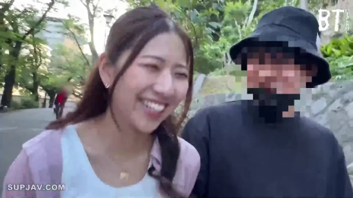 会話 · モザイク · 特写 · 行走 · 屋外 · 笑容 · 休闲服 · 渔夫帽