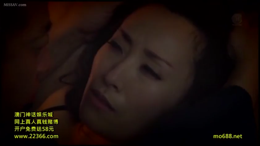 性交 · 脸部特写 · 卧室 · 销魂 · 仰卧 · 吊带衫