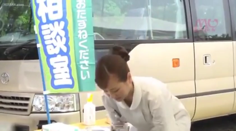 俯身 · 护士服 · 专注 · 中景 · 户外 · 熟女 · 工作 · 巴士