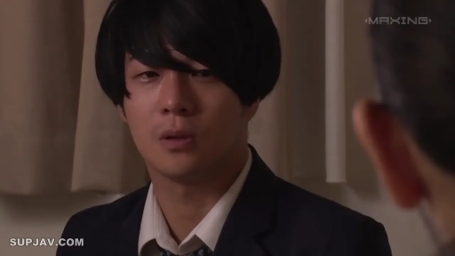 室内 · 坐姿 · 严肃 · 面部特写 · 对视 · 西装 · 成年男性