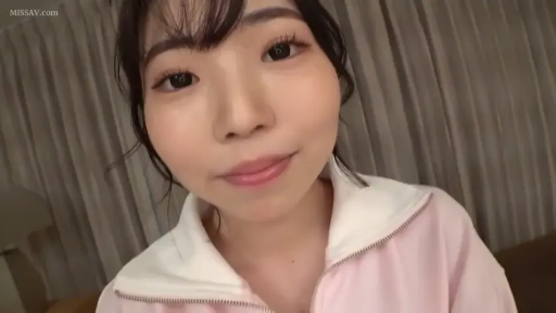 Indoor · Close-up of the face · Smile · Stare · 长发 · 正对镜头 · 粉白运动服