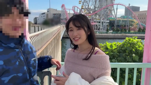 站姿 · 微笑 · 半身 · 手机 · 户外 · 素人 · 街头搭讪 · 露肩毛衣