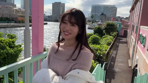 站立 · 微笑 · 面对镜头 · 半身 · 户外水边 · 一字领毛衣