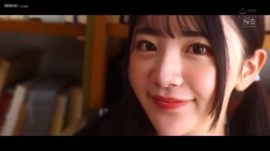 臉部特寫 · 微笑 · 注視 · 常服 · 雙馬尾 · 書房 · 書架 · 正对镜头