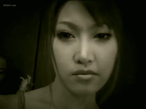 顔 · 凝視 · 冷淡 · 吊帯 · 暗闇 · 静的 · 单色