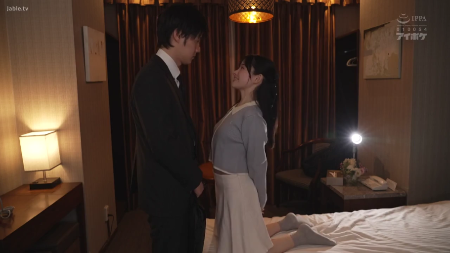 室内 · 坐姿 · 中景 · 平静 · 居家 · 针织毛衣 · 弹琴 · 电子琴