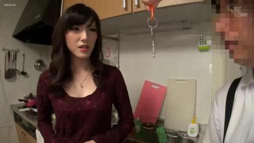 疑虑 · 局部马赛克 · 中景 · 站姿 · 红色上衣 · 厨房 · 钥匙 · 注视钥匙