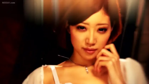 室内 · 摆拍 · 项链 · 面部特写 · 妩媚 · 白色内衣 · 柔光 · 托腮