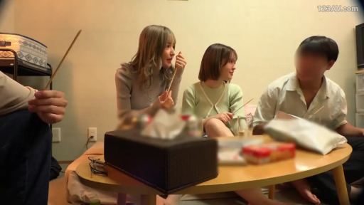 中景 · 自然 · チャット · 素人感 · 居家室内 · 矮桌 · 围坐 · 休闲私服