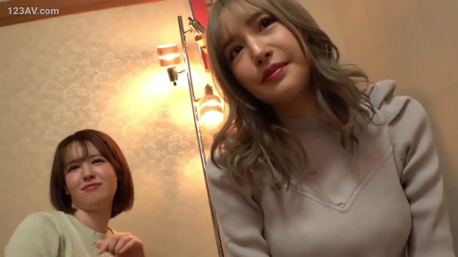 室内 · 座り姿勢 · 中景 · 平静 · 灯具 · 看镜头 · ニットトップス · 双人背景