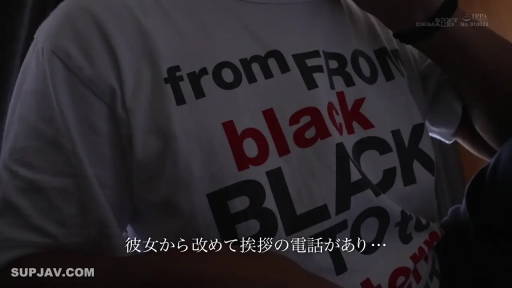 室内 · 座り姿勢 · 暗光 · 胴体クローズアップ · 静止 · 白色印花T恤