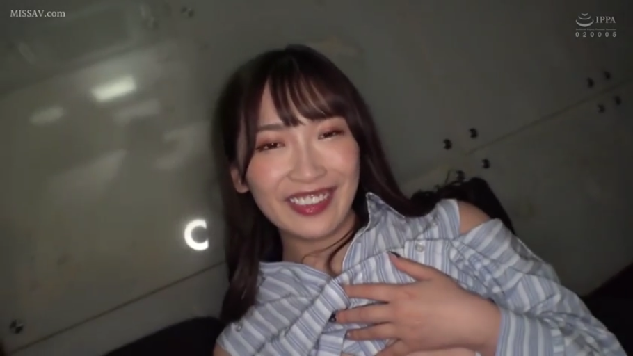 室内 · 微笑 · 长发 · 正面坐姿 · 手抚胸口 · 面部及上半身 · 蓝白条纹衬衫