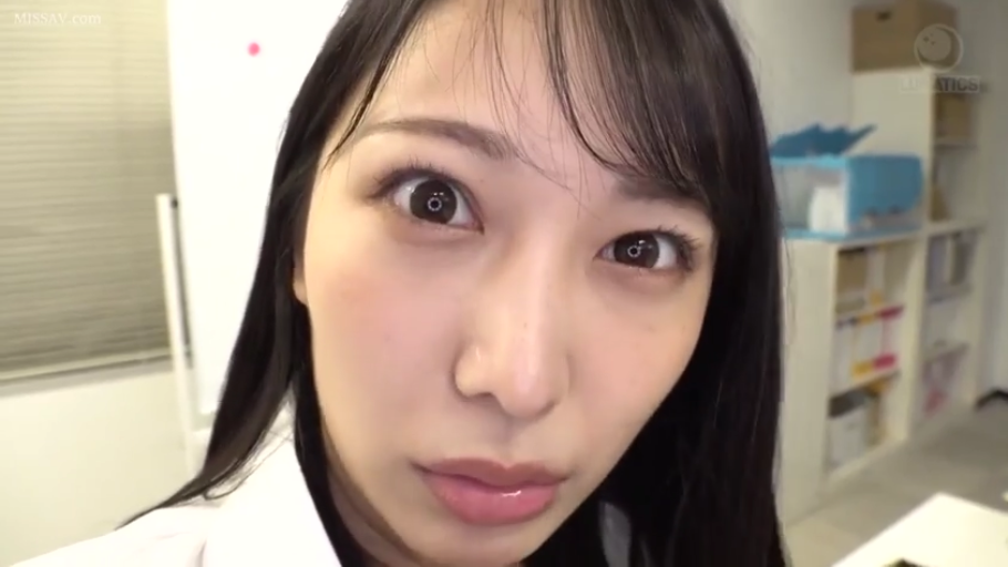 脸部特写 · 办公室 · 白衬衫 · 凝视 · 长发 · 惊讶 · 办公家具 · 俯身凑近