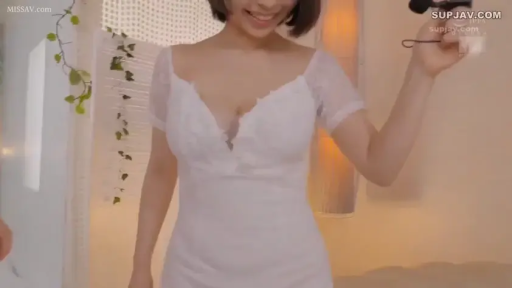 室内 · 微笑 · 半身特写 · 柔光 · 展示行为 · 麦克风 · 站立姿势 · 婚纱