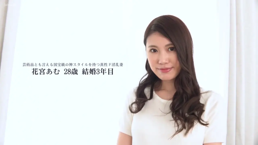 站立 · 微笑 · 中文字幕 · 白色背景 · 白色T恤 · 半身像 · 自我介绍