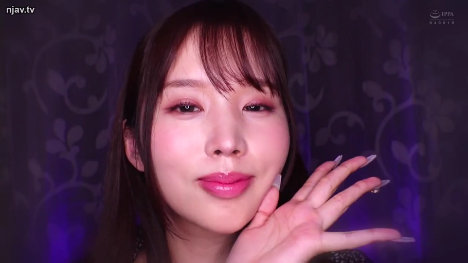 室内 · 脸部特写 · 陶醉 · 长发 · 碎花上衣 · 正面坐姿 · 闭眼张嘴