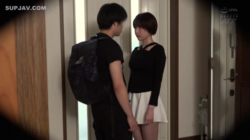 嚴肅 · 站立 · 休閒裝 · 劇情 · 玄关 · 背包 · 對峙