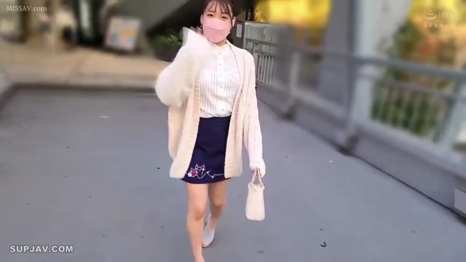 室内 · 投入 · 俯身 · 面部特写 · 接吻 · 百合 · 条纹制服