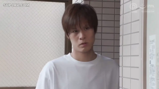 站姿 · 注视 · 特写 · 白色T恤 · 室内走廊 · 疑惑 · 成年男性