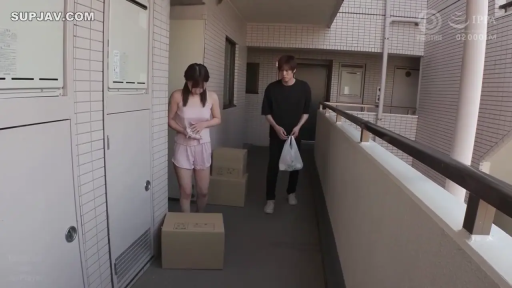 全景 · 剧情 · 平淡 · 公寓走廊 · 站立行走 · 休闲服及睡衣 · 搬运 · 纸箱及购物袋