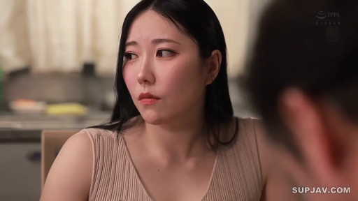 室内 · 坐姿 · 脸部 · 平静 · 针织衫 · 侧望