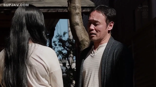 忧郁 · 站立 · 面部特写 · 凝视 · 室外庭院 · 淡色和服风上衣 · 景深效果