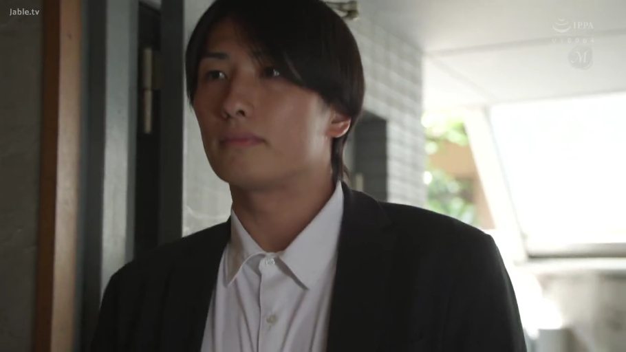 室内 · 严肃 · 站姿 · 面部特写 · 注视 · 西装 · 成年男性