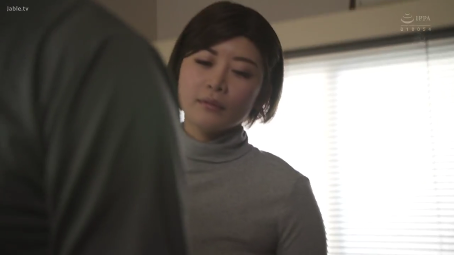 室内 · 严肃 · 沉思 · 低头 · 灰色T恤 · 头部特写 · 男性