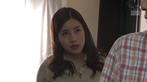 室内 · 憂鬱 · 字幕 · 半身 · 顔のクローズアップ · 对视 · 说话 · ベージュのニットセーター