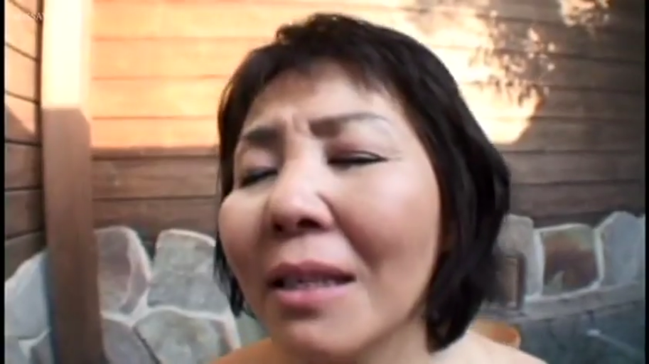 坐姿 · 脸部特写 · 裸体 · 露天温泉