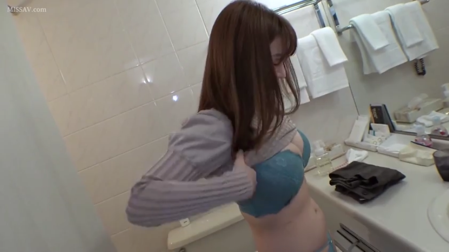 低头 · 上半身特写 · 洗手间 · 脱衣 · 更衣 · 蓝色文胸 · 侧站 · 洗漱用品