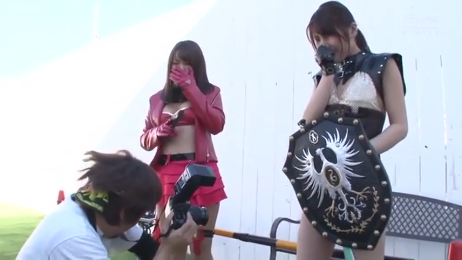 角色扮演 · 站立 · 中景 · 室外 · 拍摄 · 捂嘴 · 幕后花絮 · 盾牌